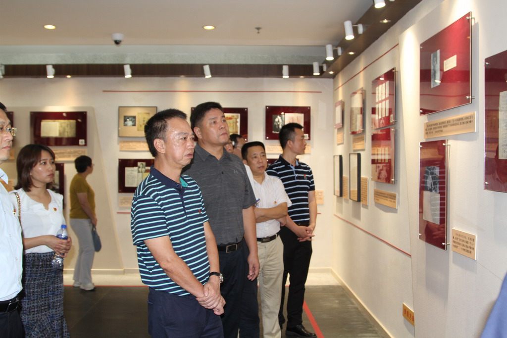 20190829参观省档案馆主题教育档案文献展2.JPG